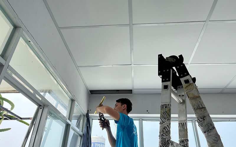 thi-cong-tran-thach-cao-la-phong-tha-600x600-nha-xuong-gia-tot