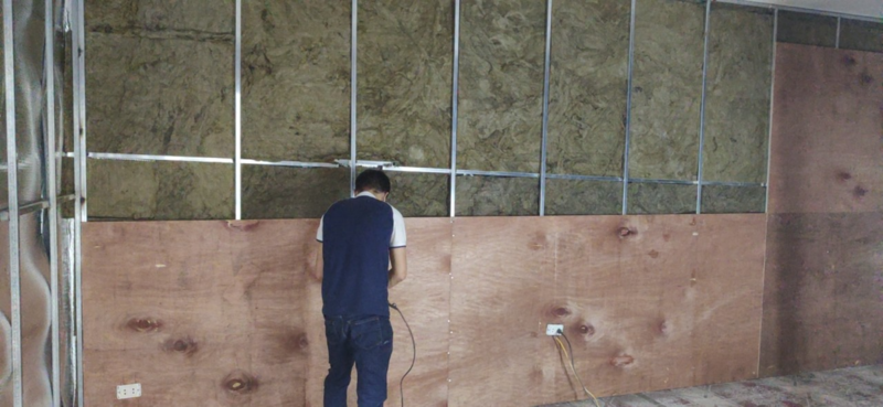 Làm vách thạch cao cho studio livestream