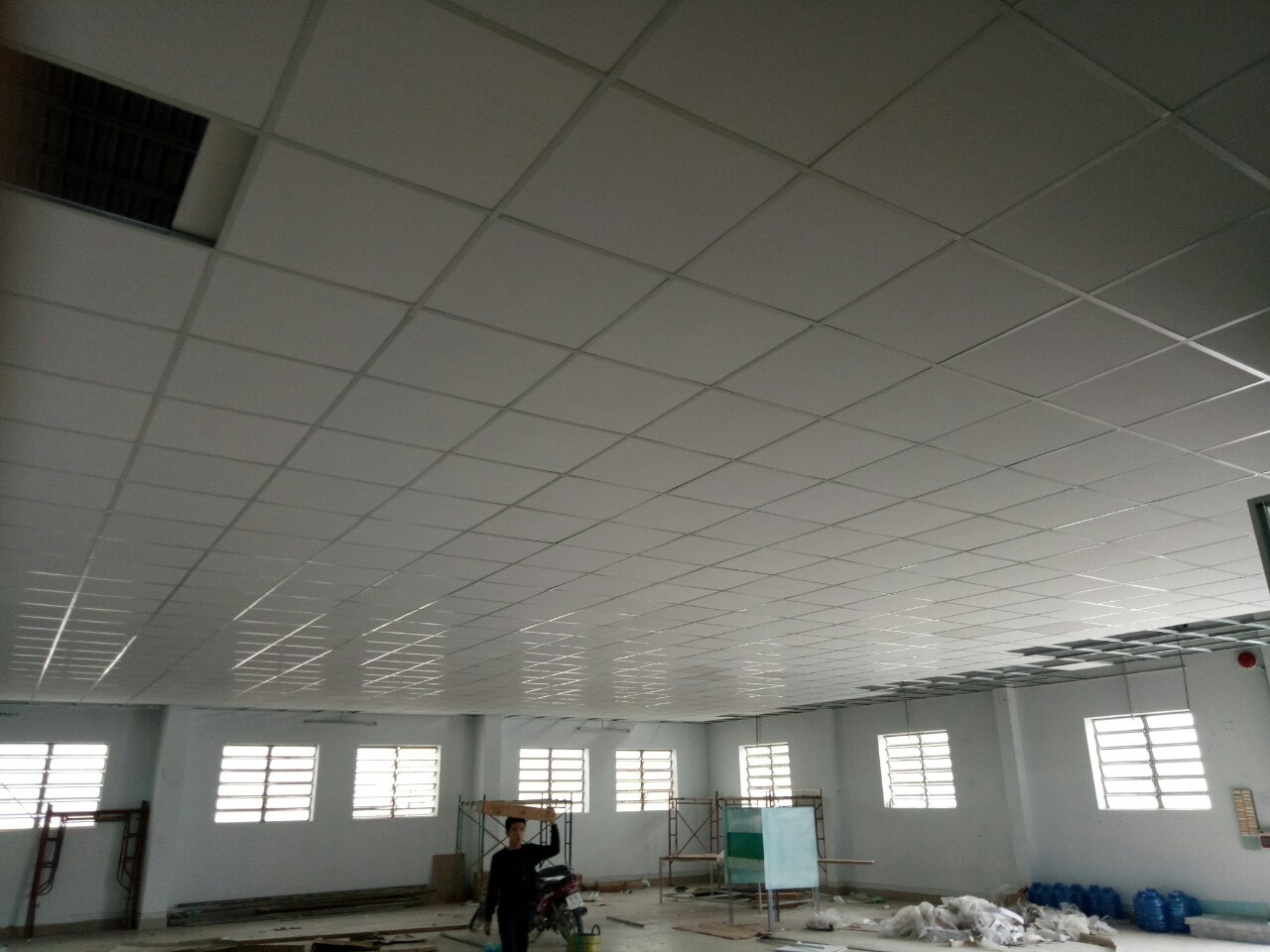 Lựa chọn đơn vị thi công trần thạch cao nhà xưởng giá rẻ đáng tin cậy