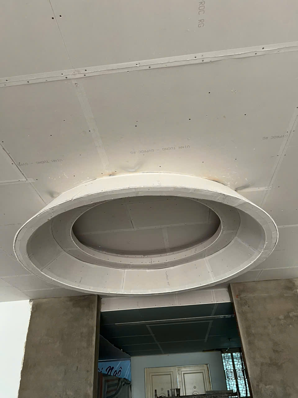 thi-cong-tran-thach-cao-phong-khach