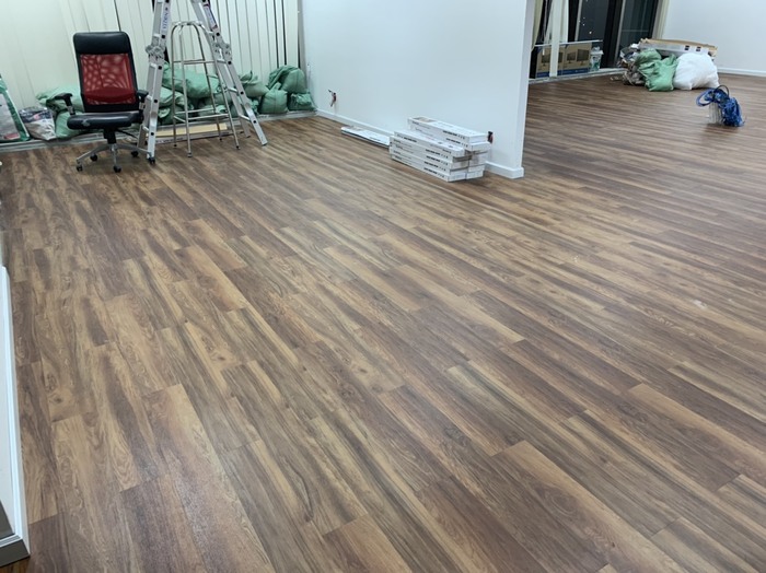 thi công sàn vân gỗ giá tốt