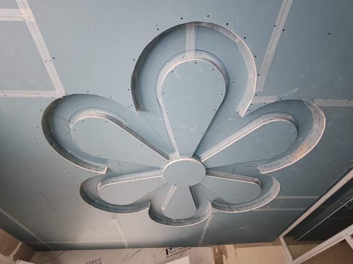 thi công trần thạch cao showroom